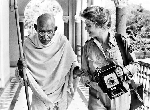 Candice Bergen y Ben Kingsley en Gandhi (1982)