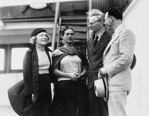 Frida Kahlo junto a Leon Trotsky en Tampico, México (1937)