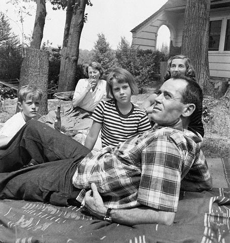Henry Fonda con sus hijos Jane y Peter