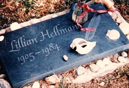 Tumba de Lillian Hellman, Massachusetts
