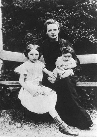Marie Curie con sus hijas Irene y Eve